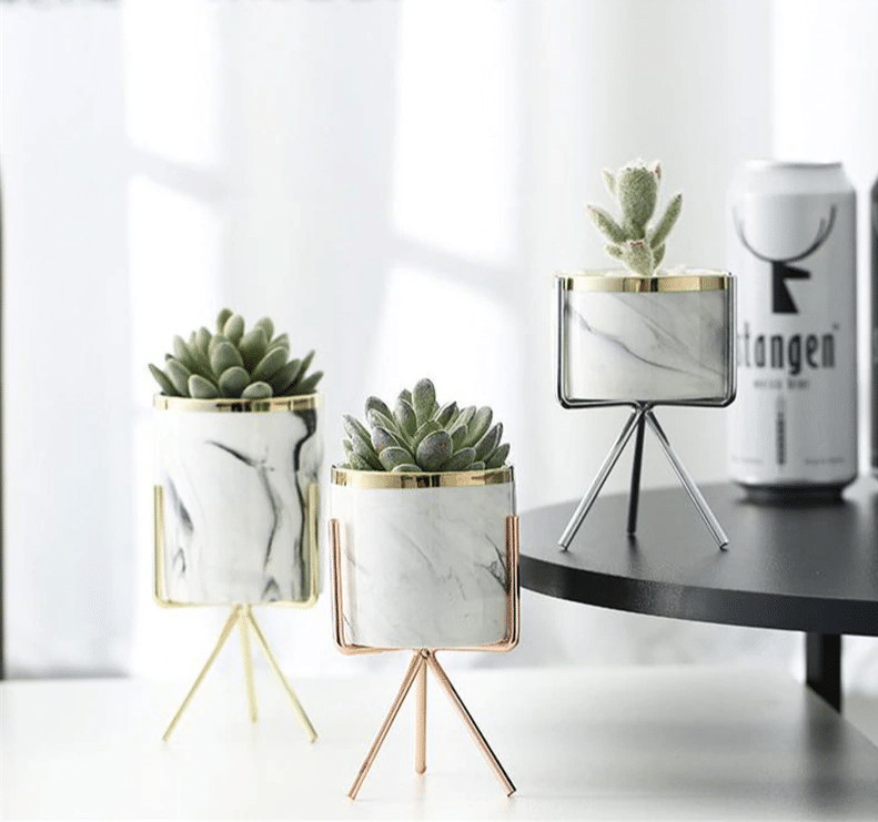 אגרטל מרבל קרמי עם רגלי זהב/כסף/נחושת דקורטיבי